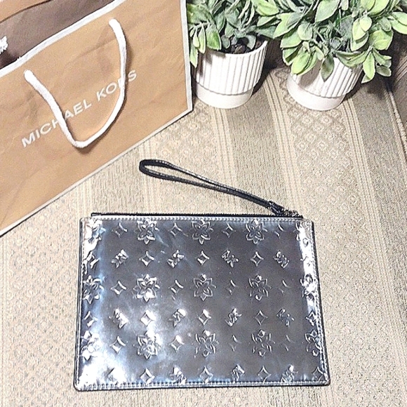 Michael Kors Jet Set Travel Wristlet Clutch in Foil Silver - Picture 4 of 16